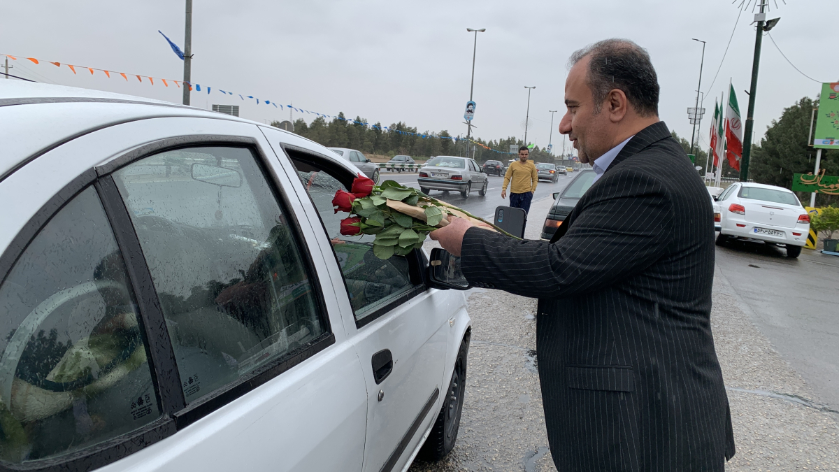 استقبال مدیران شهری قم از مسافران نوروزی +تصاویر